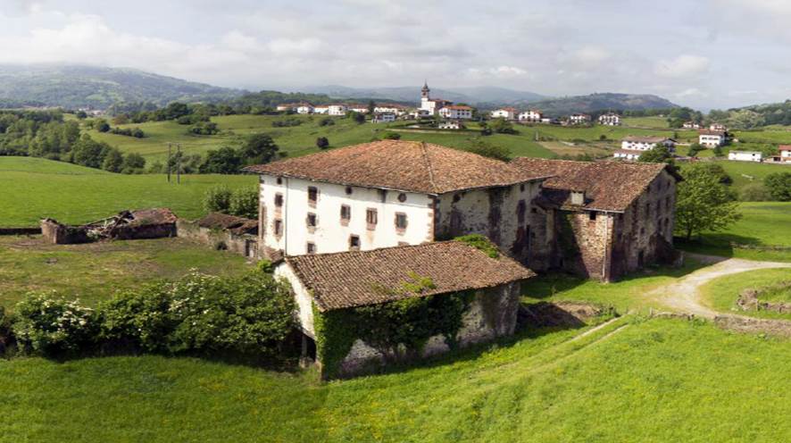 Vista del Palacio de Arozteguía (Baztan) y su entorno.