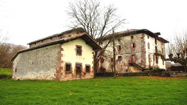 En primer término la ermita y a su derecha, el Palacio Cabo de Armería de Aroztegia. (JUAN MARI ONDIKOL)