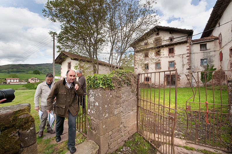 El vicepresidente, junto al Palacio de Aroztegia.