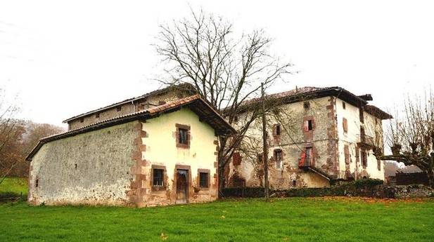 El Palacio de Aroztegia de Lekaroz y en primer término, la ermita de San Marcial. (JUAN MARI ONDIKOL)