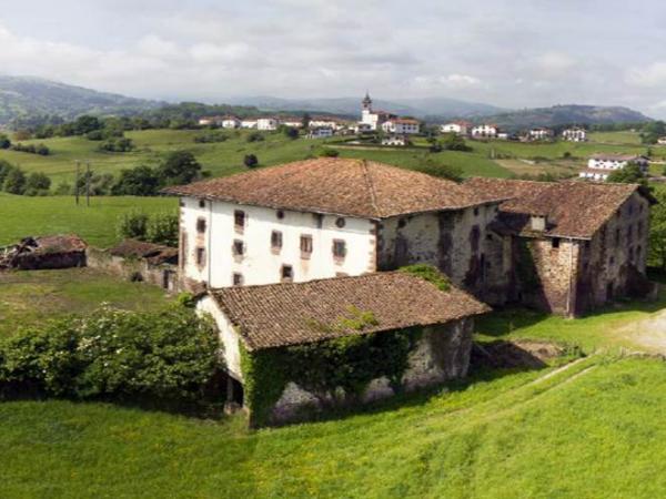 Vista del Palacio de Arozteguía (Baztan) y su entorno