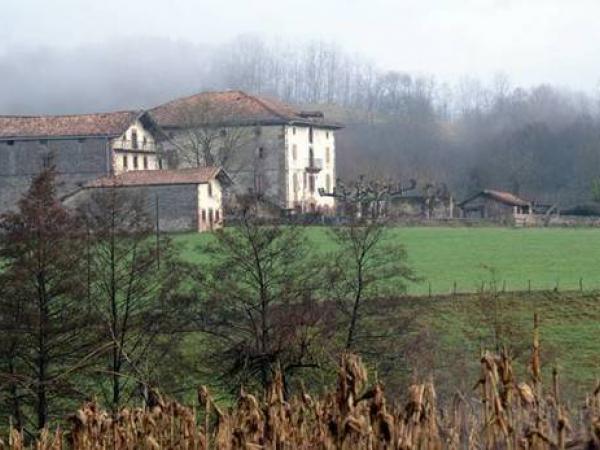 El antiguo palacio Cabo de Armería de Aroztegia de Lekaroz es el eje del proyecto