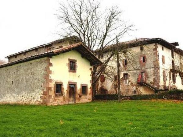 El Palacio de Aroztegia de Lekaroz y en primer término, la ermita de San Marcial