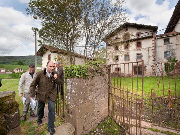 El vicepresidente, junto al Palacio de Aroztegia